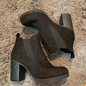 BLACK CHUNKY HEEL